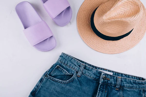 Lässige Frauenkleidung Accessoires Sommerschuhe Kurze Hosen Strohhut Urlaub Reisekonzept Draufsicht — Stockfoto