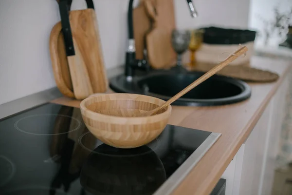 Ensaladera grande de madera de pie en la cocina — Foto de Stock