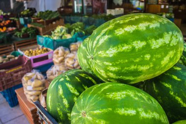 Pazarda karpuzlar
