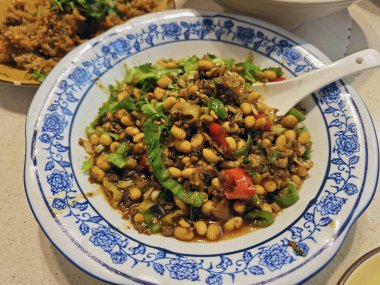 Et ve yeşil biberle çırpılmış taze soya fasulyesi.