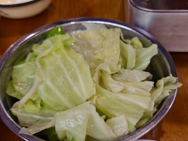 Taze haşlanmış yeşil lahana yemek için kasede.