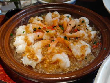 Tabakta cam erişteyle birlikte yenen taze karides.