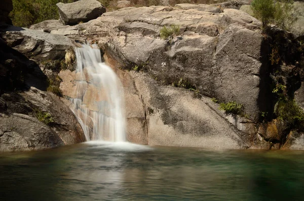 Portekiz 'deki Gers' de, Lagoas da Mata da Albergaria Şelalesi, yürüyüş, yürüyüş, doğa teması, dağ yolu ve macera.