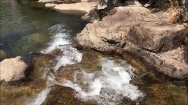 Geres Dağı 'ndaki Rabagao Nehri' nin küçük gölü, kuzey Portekiz, Avrupa