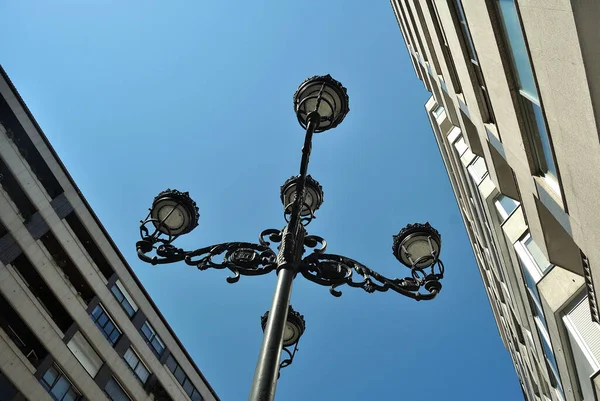 İspanyol şehrinin tipik sokak lambası, Vigo iki binadan oluşan iki duvarın ortasına yerleştirildi.