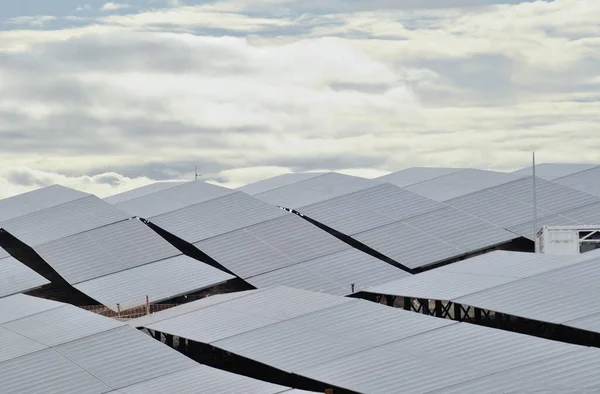 Bir fotovoltaik güç üretim istasyonundaki güneş panelleri