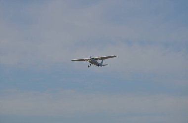 Gökyüzünde uçan küçük bir uçak, uçmayı öğreniyor, hava taksisi, uçuş dersleri, havacılık okulu.