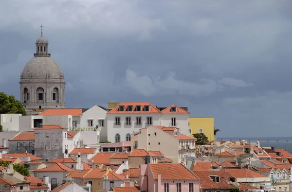Lizbon 'un eski kısmının manzarası. Ulusal Panteon Kulesi, Portekiz Başkenti, Turizm, Seyahat.