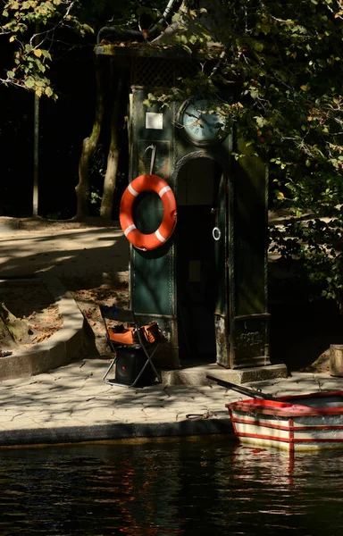 Turist tekne kontrol kulübesi ormanın ortasında, seyahat ve tatil, boş zaman.