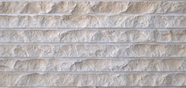 Taş ocağının yüzey yapısı, patlayıcılarla delinmiş ve kırılmış, beyaz taş.