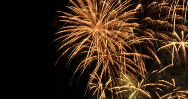 Gökyüzünde havai fişek patlaması ve yazıtlar için siyah boşluk