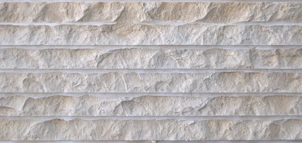 Taş ocağının yüzey yapısı, patlayıcılarla delinmiş ve kırılmış, beyaz taş.