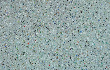 Farklı renkte küçük cam parçalarıyla çimento yüzey dokusu