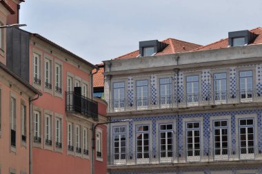 Porto şehir merkezindeki eski binaların cepheleri, turizm alanı, Portekiz