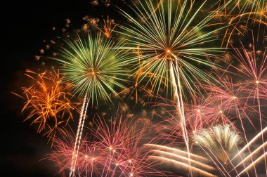 Havai fişekler gökyüzünde çeşitli renkler ve ateş tipleriyle, parti, kutlama, patlamalar