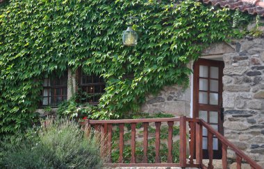 Etrafında tırmanma tesisleri olan kapı ve pencereler. Ortaçağ konutları. Işıklar, dış, açık hava, insan yok, kimse yok.