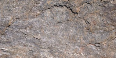 Gri tonlarda kabartmalı yontulmuş taş dokusu