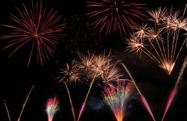 Çeşitli renklerde havai fişek arka planı, şenlikli atmosfer