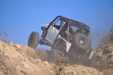 Dört çekerli araba, toprak, toz ve duman üzerine dağa tırmanıyor. Güç, 4x4, 4wd, hobi.