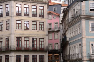 Porto, Portekiz, Turizm ve Seyahat 'in tarihi şehir merkezinin eski ve tipik cepheleri