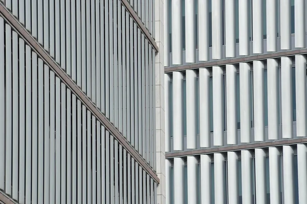 Paralel yatay ve dikey çizgilerle kaplanacak iki binanın ön cephesinin bir parçası.