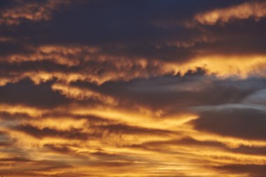 Yağmur kümülüs bulutlar güneş batana