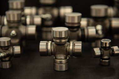 Evrensel birleşik iletimde eşit olmayan hızların birleşiminin kesiti