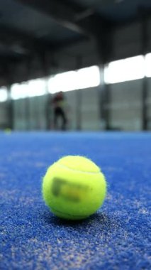 Arka planda Bulanık Oyuncularla Sahada Padel Tenis Topu