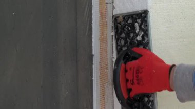 İnşaat İşçileri Köpük İzolasyon Panelleri Kuruyor