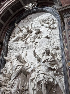 Mermer Heykeller ve Barok Mimarisi ile St. Peters Bazilikası 'nın içi