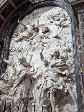 Mermer Heykeller ve Barok Mimarisi ile St. Peters Bazilikası 'nın içi