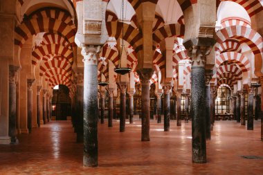 Cordoba 'nın Mezquita Katedrali, İspanya' nın Endülüs kentindeki İslami ve Hristiyan mimari mirasını harmanlayan ikonik kırmızı ve beyaz at nalı kemerleri ve sütunlardan oluşan bir ormandır.
