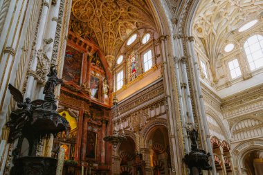 Cordoba 'daki Calle Cardenal Herrero' daki Mezquita Katedrali 'nin karmaşık tavan, kemerler ve duvarları, süslü İslami ve Hıristiyan mimari ayrıntıları ve yaldızlı dekorasyonları sergiliyor.