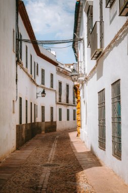 Geleneksel beyazlatılmış binalar dar bir Calle de Morales hattı çiziyor. Parmaklıklı pencereler ve güneşli mavi gökyüzünün altında antik bir sokak lambası. Karşınızda Endülüs 'teki güzel şehir manzarası. İspanya