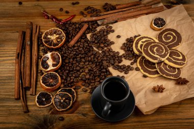 Çikolatalı, kahveli ve fındıklı tarçınlı kurabiye ahşap arka planda. Kahverengi ve beyaz yuvarlak yumuşak bisküviler, zencefilli pekmez kurabiyeleri, Noel kurabiyeleri