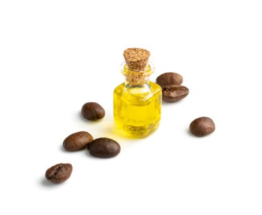 Kahve çekirdeği yağının küçük şarap şişesindeki Macro fotoğrafı izole edilmiş. Kızarmış Arabika kahvesi, tütsü, özüt, enfüzyon yakın çekim organik yağı.