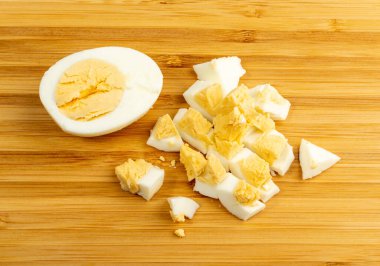 Tahta kesim tahtasında kesilmiş yumurta dokusu arka planda. Haşlanmış Yumurta Üst Görünümü