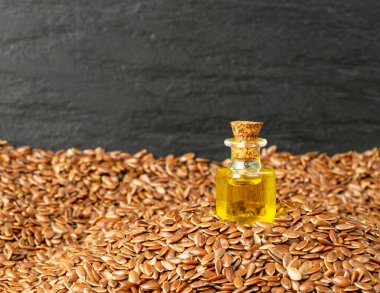 Keten tohumu yağı küçük bir şarap şişesinde. Keten tohumu dokusu, organik yağ ve tentürle birlikte. Keten özü, ilaç kavanozuna aşılama kopya alanı ile üst görünüm