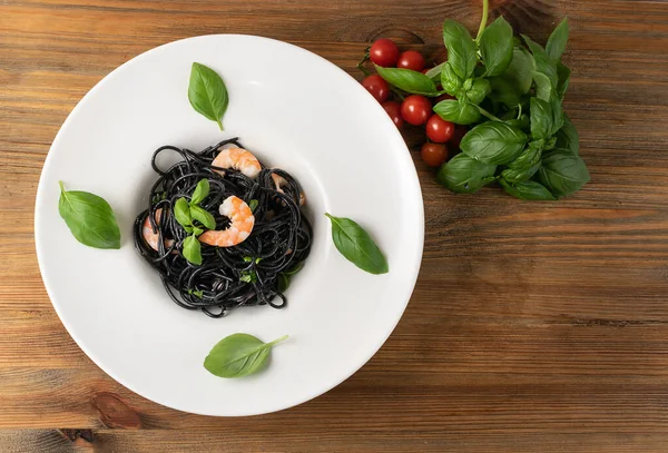 Pasta Mariscos Italiana Negra Con Camarones Tomates Cherry Verduras Plato —  Fotos de Stock