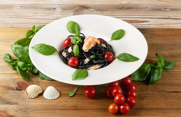 Pasta Mariscos Italiana Negra Con Camarones Tomates Cherry Verduras Plato —  Fotos de Stock