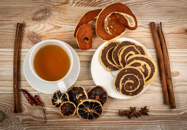 Gewürz Zimt Plätzchen Mit Schokolade Schale Und Nüssen Füllung Auf — Stockfoto