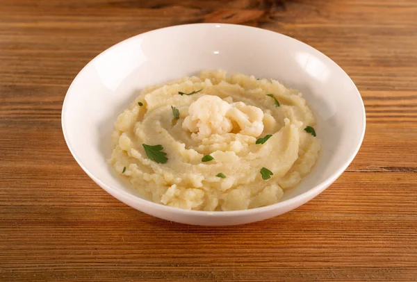 Homemade cauliflower puree in white plate closeup, healthy diet vegetable food. Irish colcannon with mashed cabbage, potato and greens on wood table background — Stock Image Homemade Cauliflower Puree White Plate Closeup Healthy Diet Vegetable Food Stock Photo