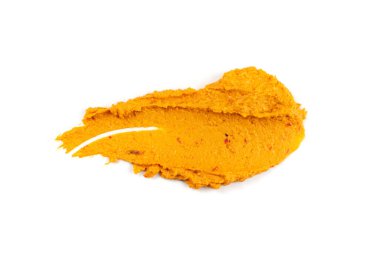 Turuncu humus izi izole edildi. Baharatlı tahini sosu, domates turşusu, kabak havyarı, balkabağı sosu, beyaz arka planda sebze püresi.