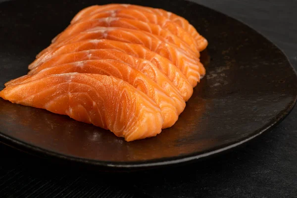 Частини Raw Salmon Fillet Black Plate Background Closeup Товсті Шматочки — стокове фото