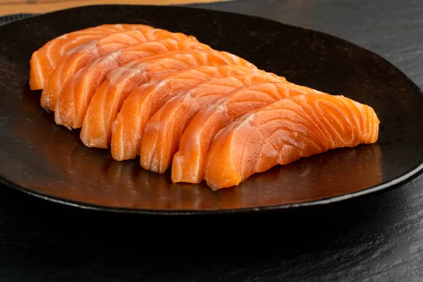 Частини Raw Salmon Fillet Black Plate Background Closeup Товсті Шматочки — стокове фото