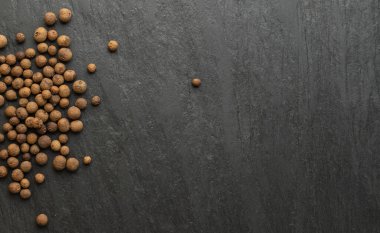 Siyah taş zemin üzerinde tüm baharat yığını. Jamaika biberi, tüm baharat biberleri ya da fotokopi alanı ile mersin biberi deseni