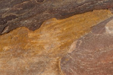 Kırmızı kayalar arka plan. Orta Doğu dağları doğal turuncu kahverengi desenler, eski çöl desenli taşlar.