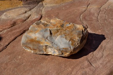 Kırmızı kayalar arka plan. Orta Doğu dağları doğal turuncu kahverengi desenler, eski çöl desenli taşlar.