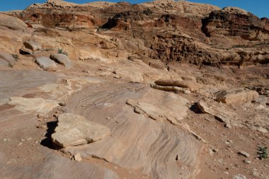 Kırmızı kayalar arka plan. Orta Doğu dağları doğal turuncu kahverengi desenler, eski çöl desenli taşlar.