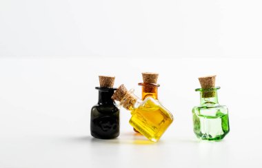 Küçük şarap şişeleri olan temel yağ modeli. İlaç kavanozlarındaki organik yağ, tentür, özet veya aşılama fotokopi alanıyla aynı.